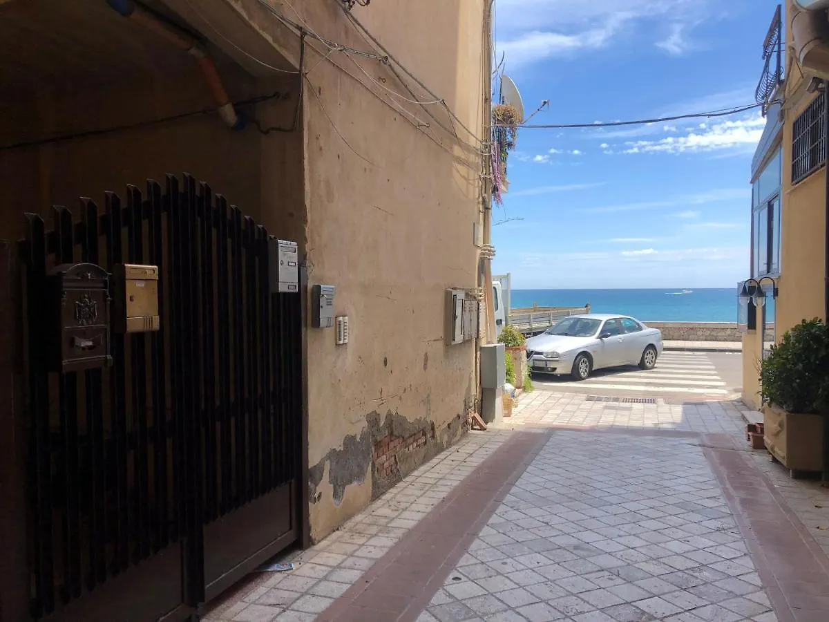 Casa vacanze Holiday House In Lungomare Tysandros Giardini Naxos